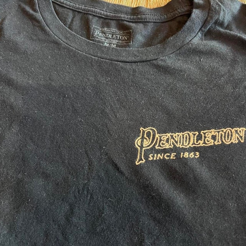 Pendleton black t-shirt with gold logo Sz M Mens T-shirt